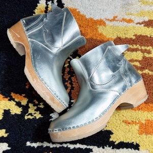 Rad af, silver, winged clogs!!